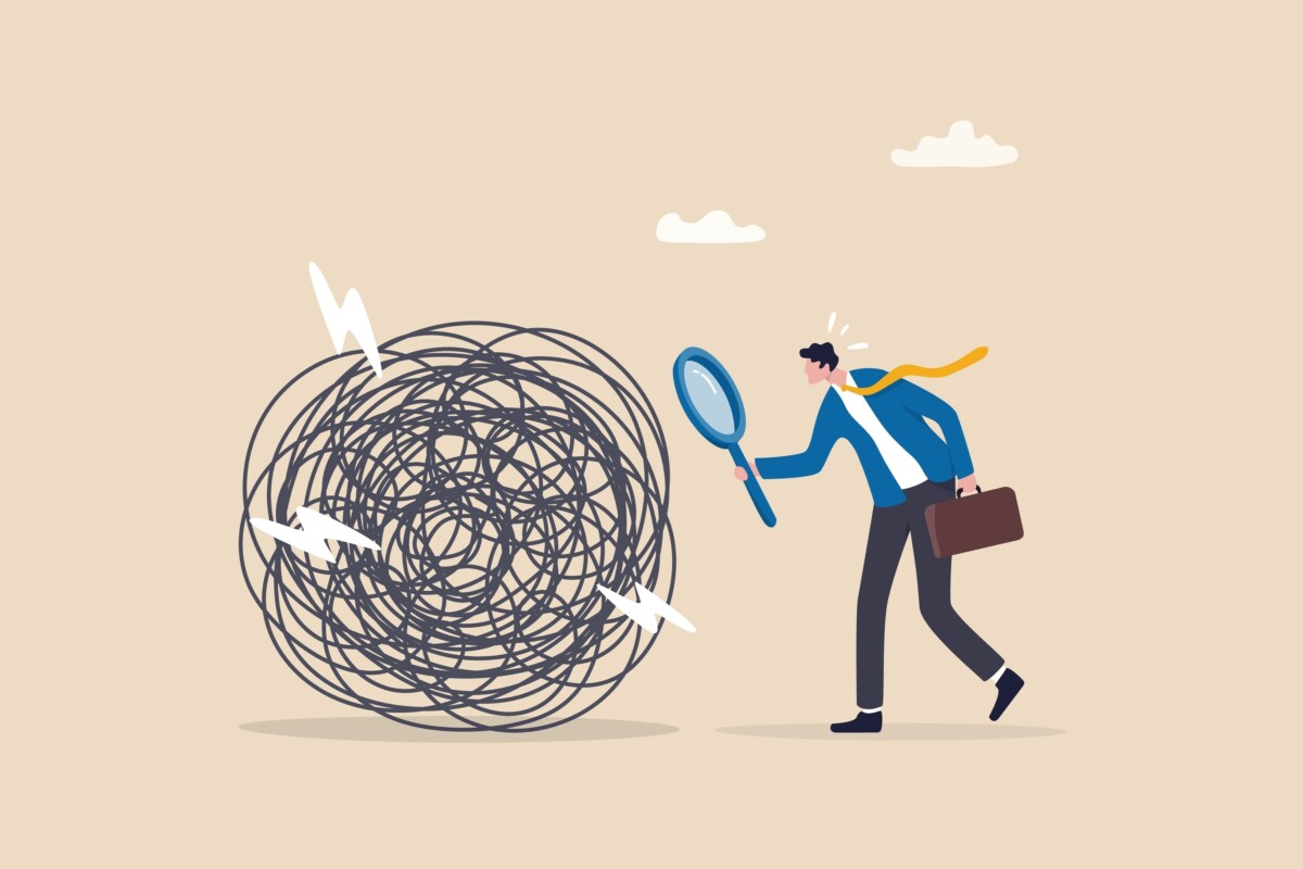 Illustration d’un homme en costume tenant une loupe et une mallette, observant de près une grosse boule de lignes enchevêtrées représentant un problème complexe ou une situation confuse. Des éclairs symbolisent la tension ou les conflits. L’image évoque la recherche de solutions, l’analyse de problèmes ou la gestion de situations chaotiques dans un contexte professionnel.