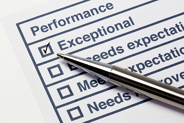 Gros plan sur un formulaire d’évaluation de la performance avec une case cochée indiquant un niveau "Exceptionnel", accompagné d’un stylo posé sur la feuille. Cette image peut illustrer la reconnaissance du travail bien fait, mais aussi, en filigrane, les tensions possibles autour de l’évaluation individuelle, source fréquente de conflit en entreprise, notamment lorsque les critères sont perçus comme injustes ou déséquilibrés au sein d'une équipe.