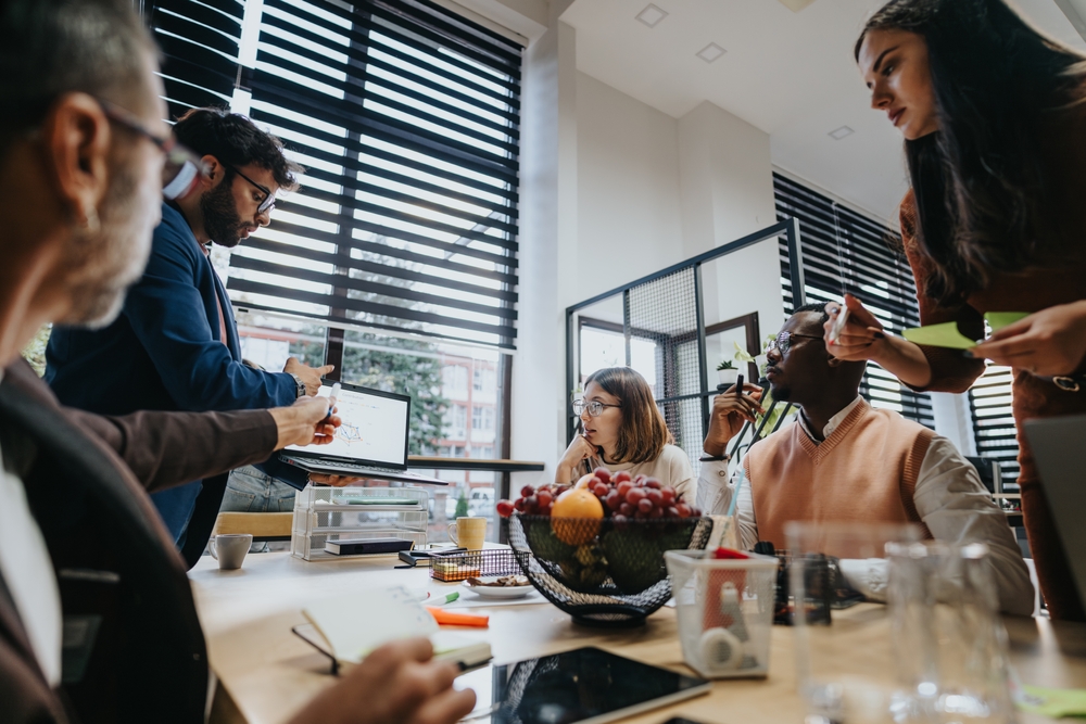Réunion de travail réunissant délégué syndical, managers et représentants de l’entreprise autour d’échanges structurés, illustrant les compétences, la posture professionnelle et les qualités bon délégué syndical attendues pour un dialogue social constructif.
