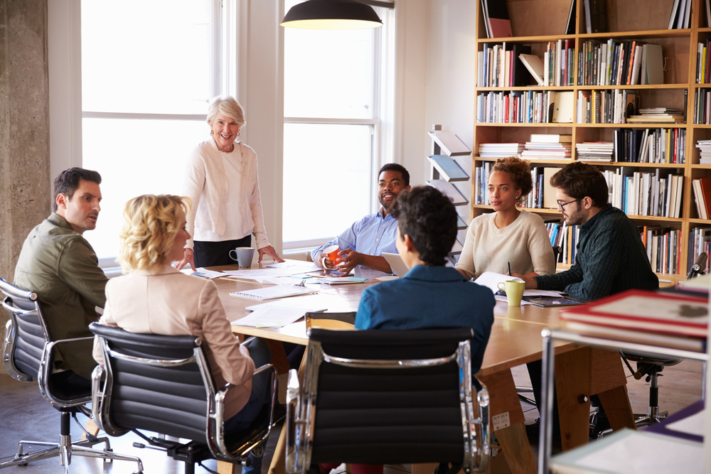 Réunion de concertation entre direction et représentants des travailleurs autour d’une table de travail, illustrant comment la perception du délégué syndical influence la qualité du dialogue social et peut être transformée par une méthode structurée et professionnelle.